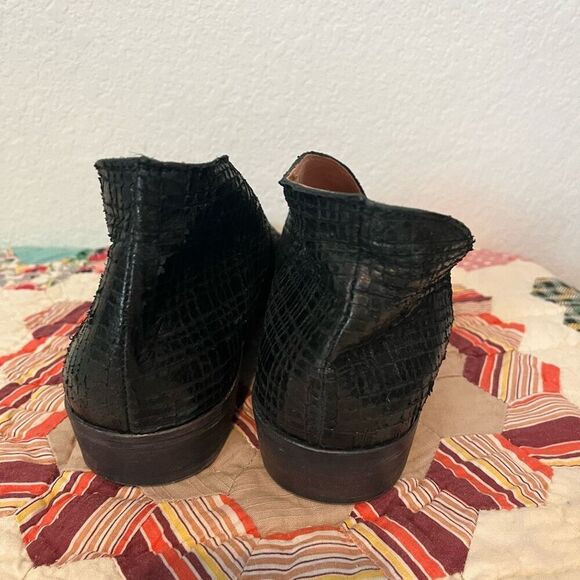 Free People Black Textured Leather Mont Blanc Flat Sandals Women's Size 39 8.5 - Picture 5 of 9